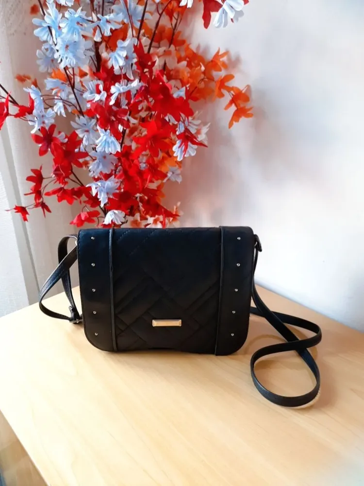 bolsa preta tiracolo com detalhes dourado