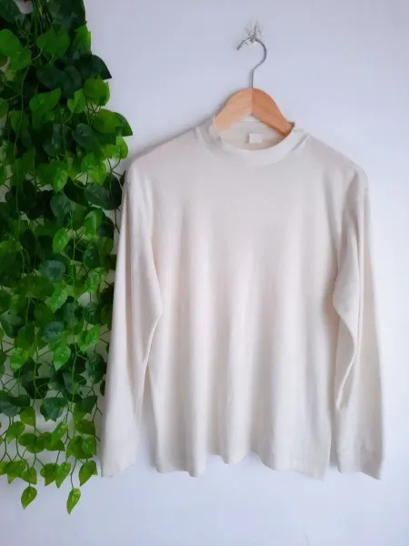 blusa bege off white gola alta