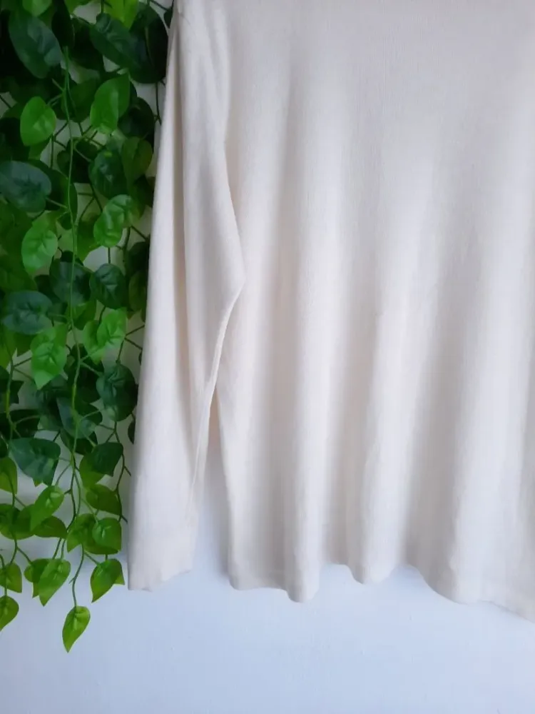 blusa bege off white gola alta