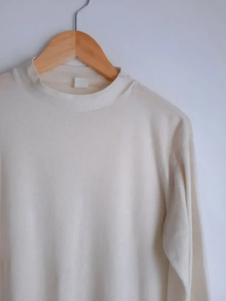 blusa bege off white gola alta