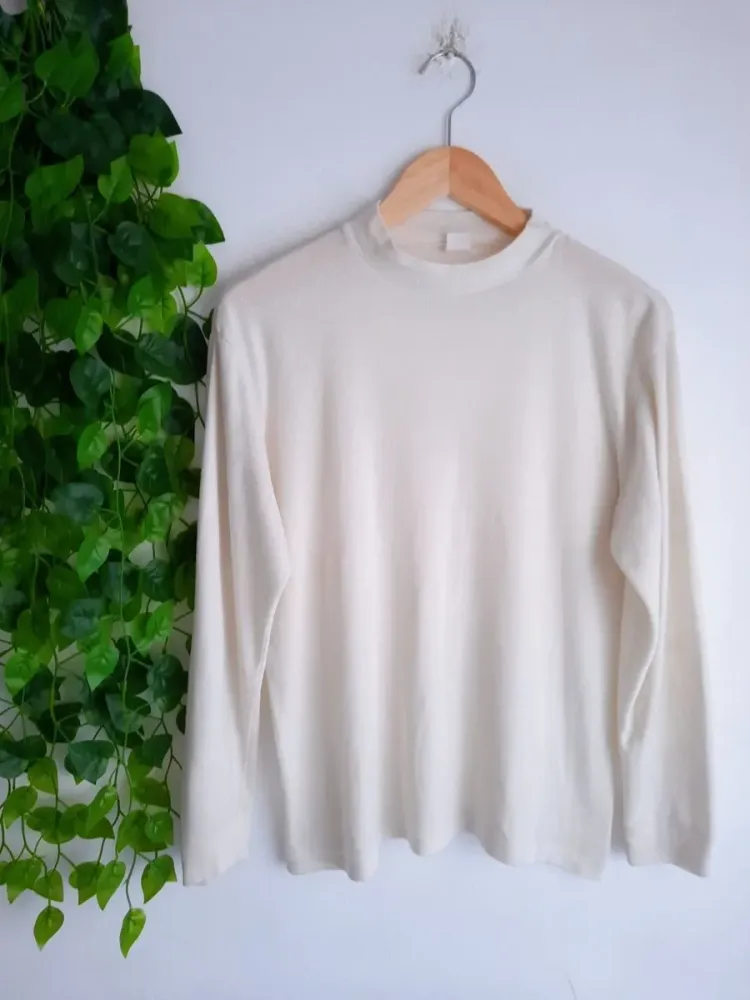 blusa bege off white gola alta
