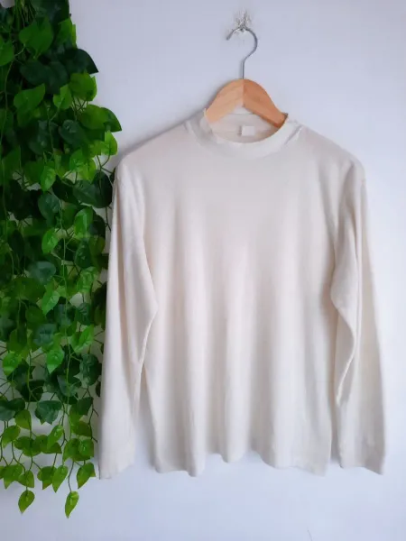 blusa bege off white gola alta