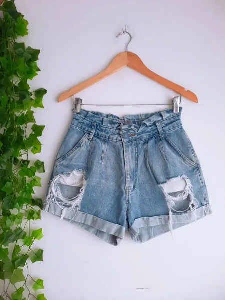 shorts jeans mom azul com destroyed cintura alta