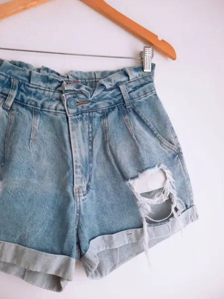 shorts jeans mom azul com destroyed cintura alta