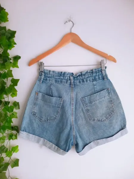 shorts jeans mom azul com destroyed cintura alta