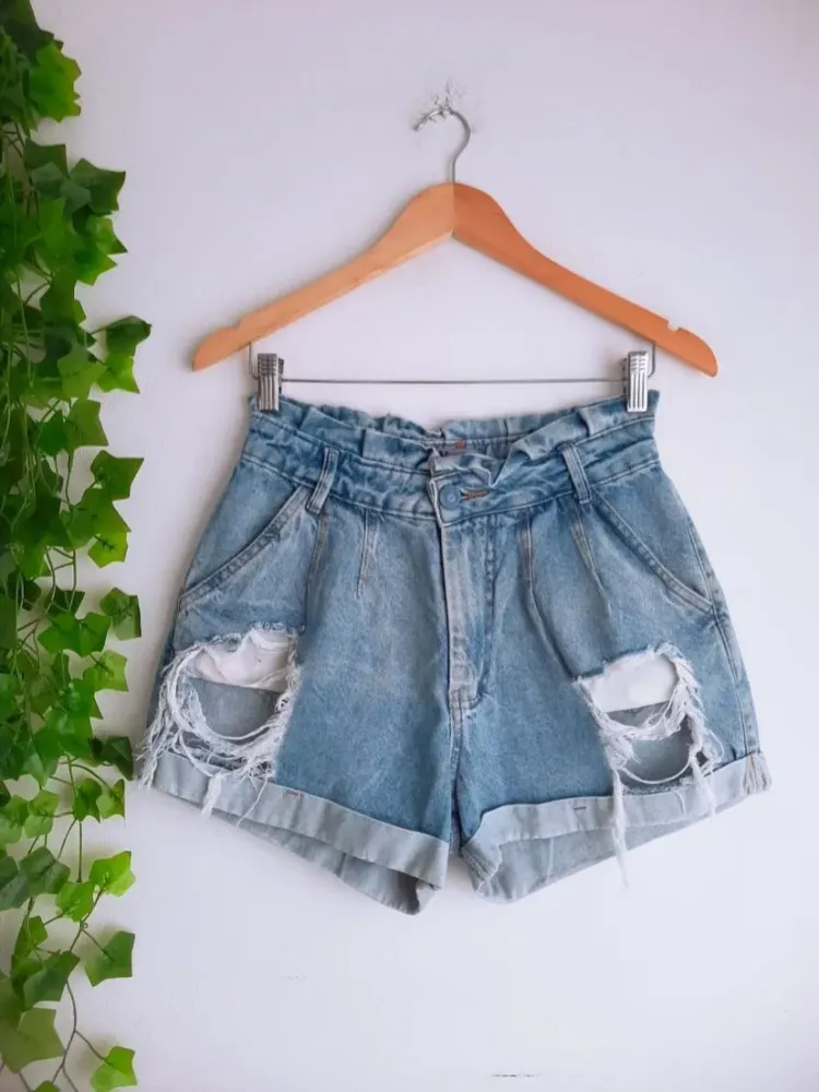 shorts jeans mom azul com destroyed cintura alta