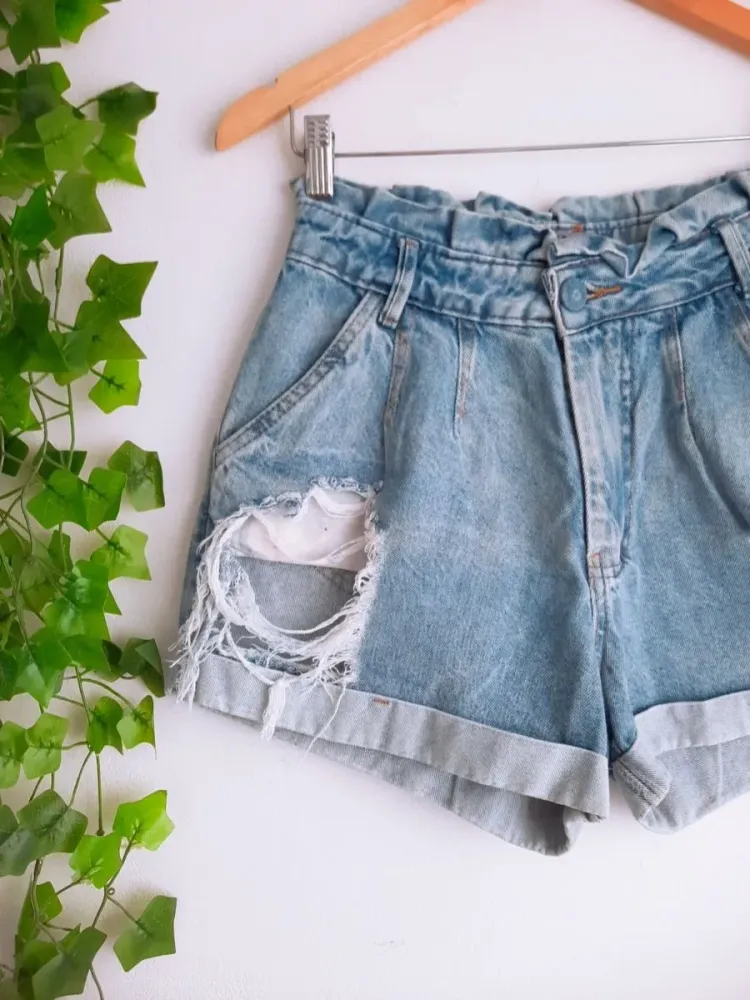 shorts jeans mom azul com destroyed cintura alta