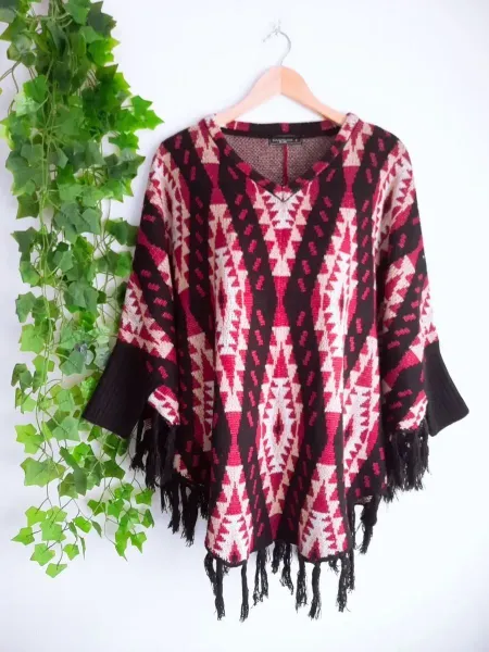 suéter poncho de lã boliviano estampado rosa com preto