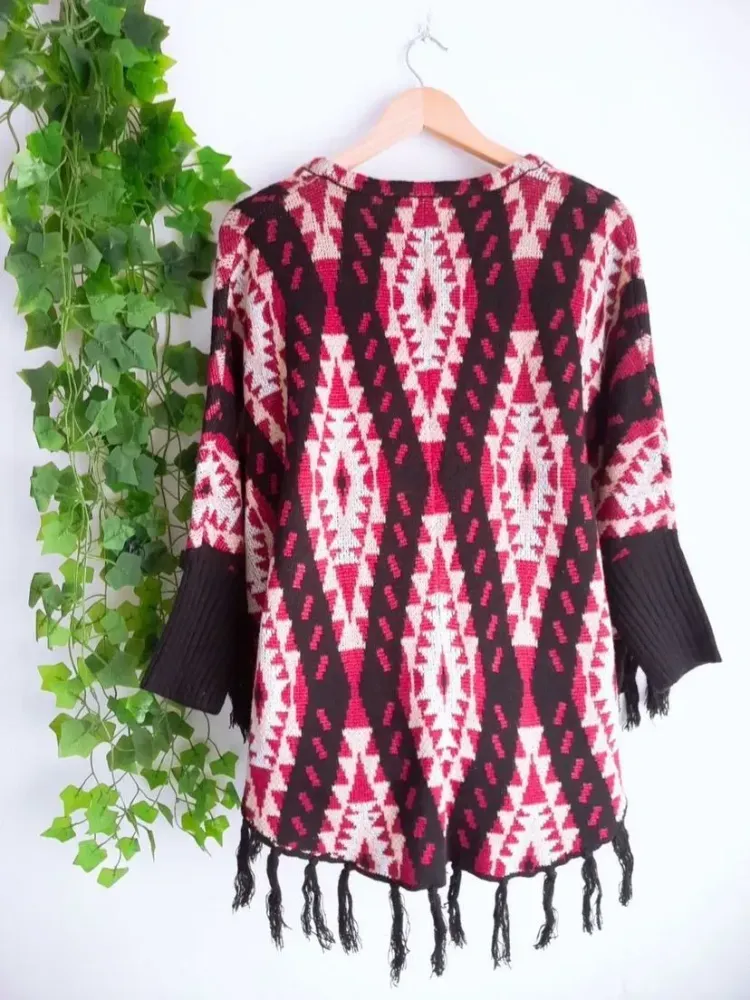 suéter poncho de lã boliviano estampado rosa com preto