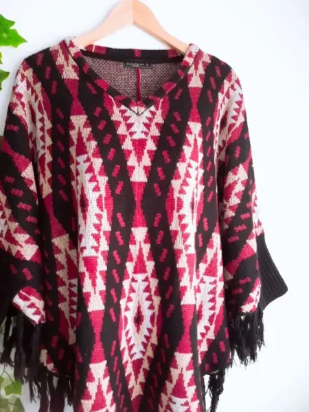 suéter poncho de lã boliviano estampado rosa com preto