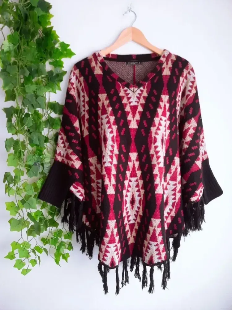 suéter poncho de lã boliviano estampado rosa com preto