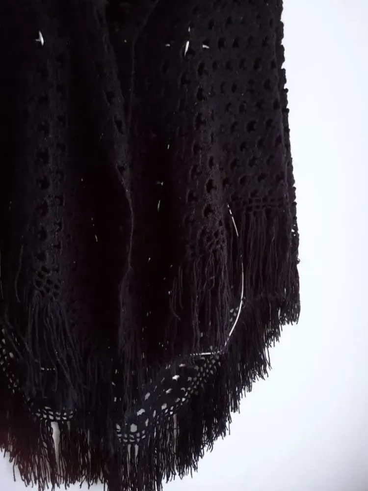 xale de lã artesanal em tricô preto alongado