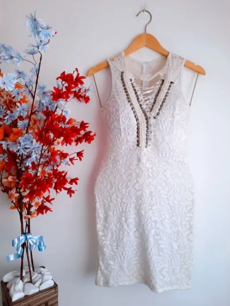 vestido rendado branco com pérolas p