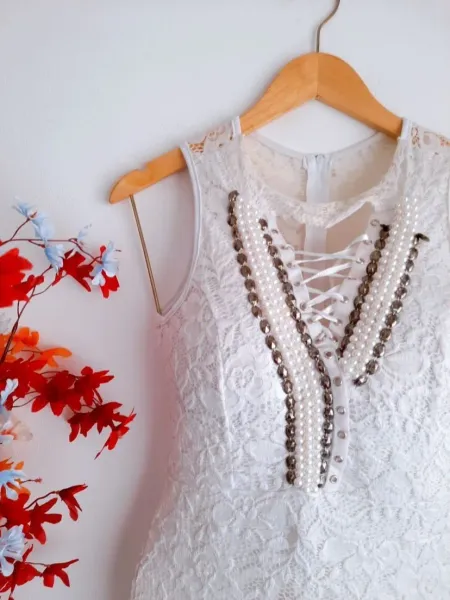 vestido rendado branco com pérolas p