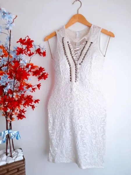 vestido rendado branco com pérolas p