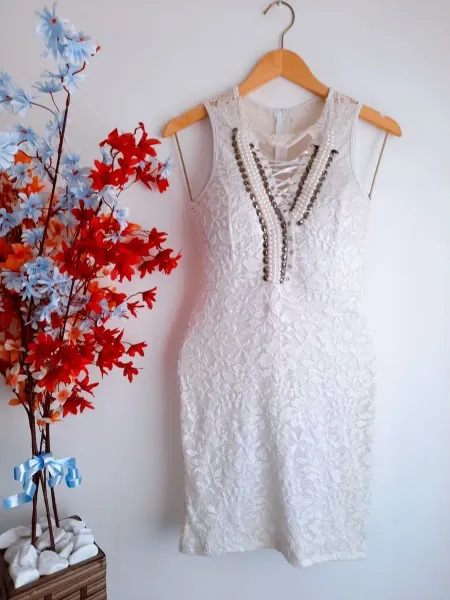 vestido rendado branco com pérolas p