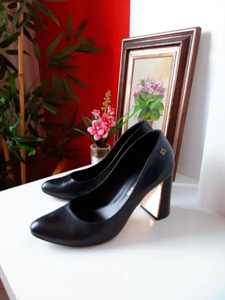 scarpin capodarte preto salto bloco dourado 36