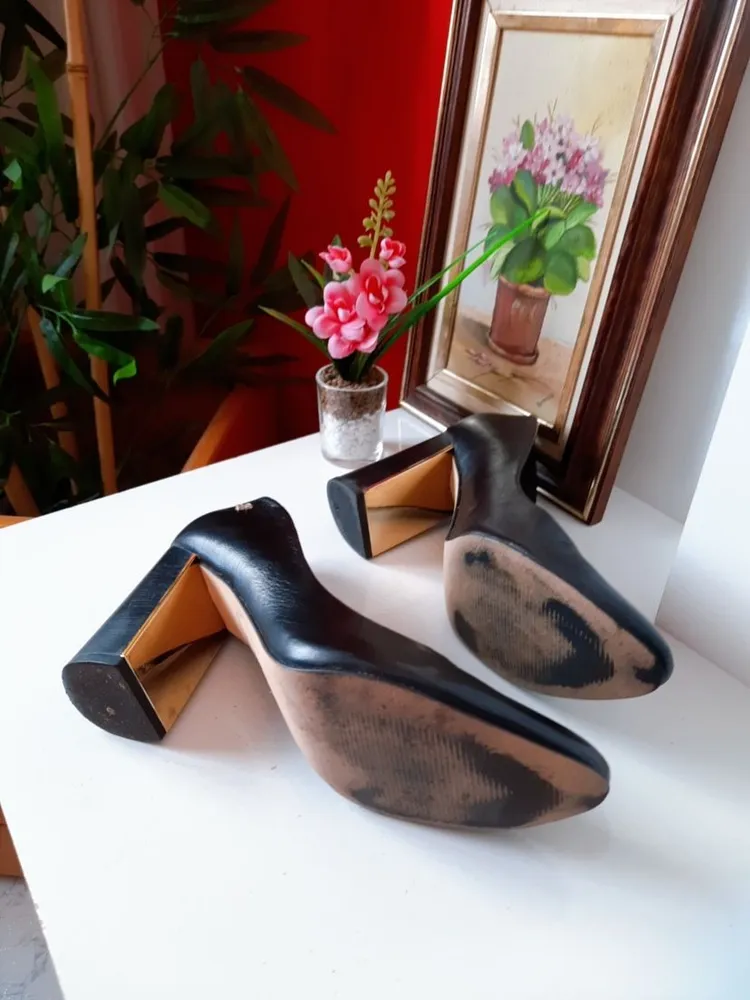 scarpin capodarte preto salto bloco dourado 36