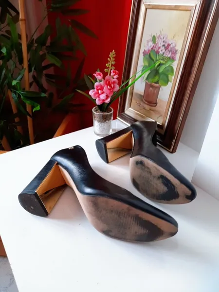 scarpin capodarte preto salto bloco dourado 36