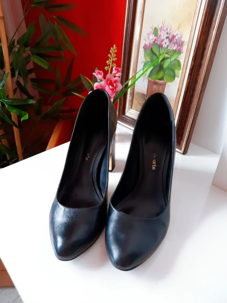 scarpin capodarte preto salto bloco dourado 36