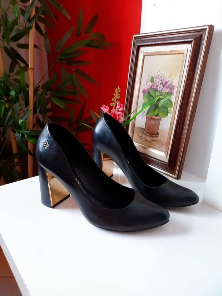 scarpin capodarte preto salto bloco dourado 36