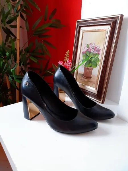 scarpin capodarte preto salto bloco dourado 36
