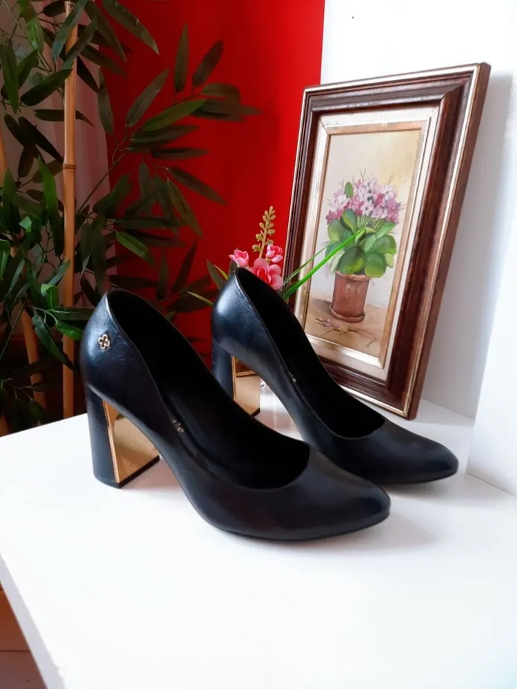 scarpin capodarte preto salto bloco dourado 36
