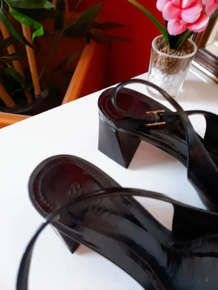 scarpin slingback schutz preto verniz salto bloco