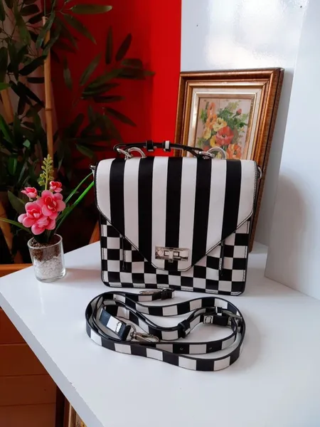 bolsa tiracolo satinato quadriculada preta e branca