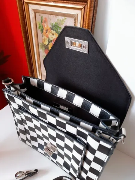 bolsa tiracolo satinato quadriculada preta e branca