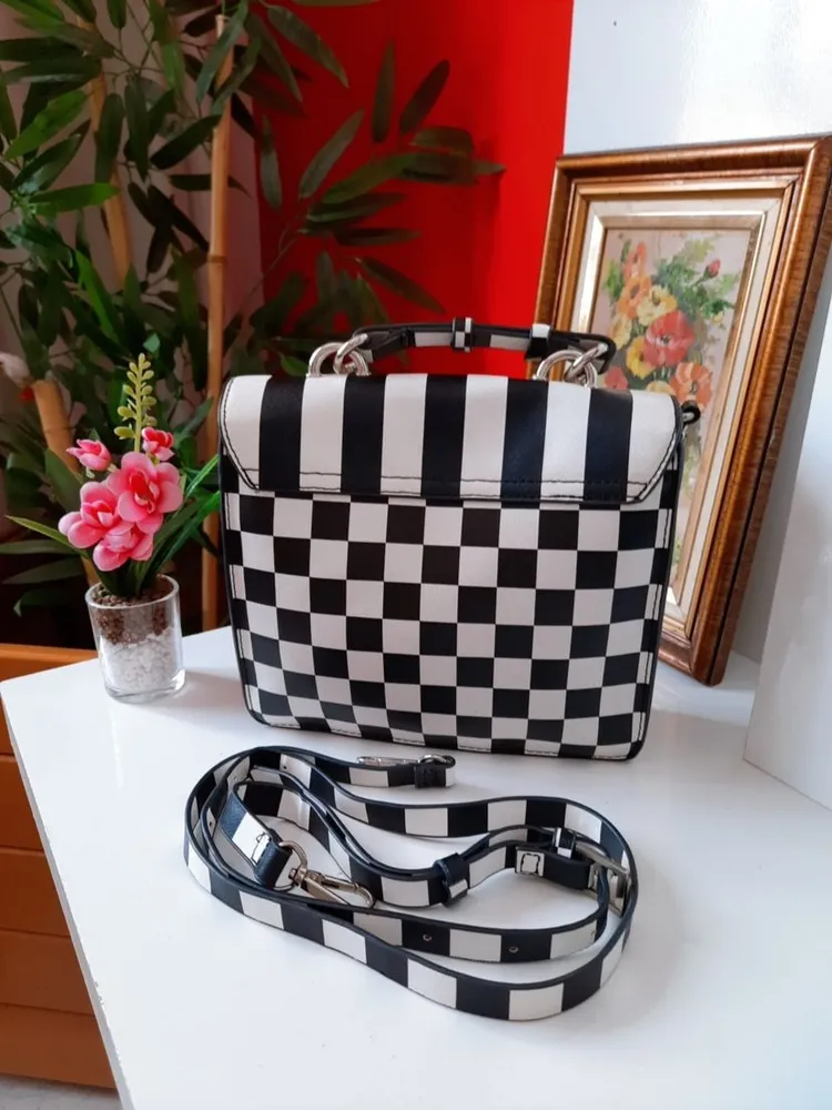 bolsa tiracolo satinato quadriculada preta e branca