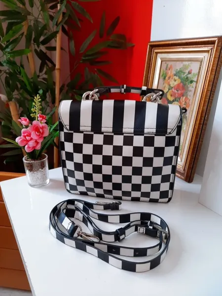 bolsa tiracolo satinato quadriculada preta e branca
