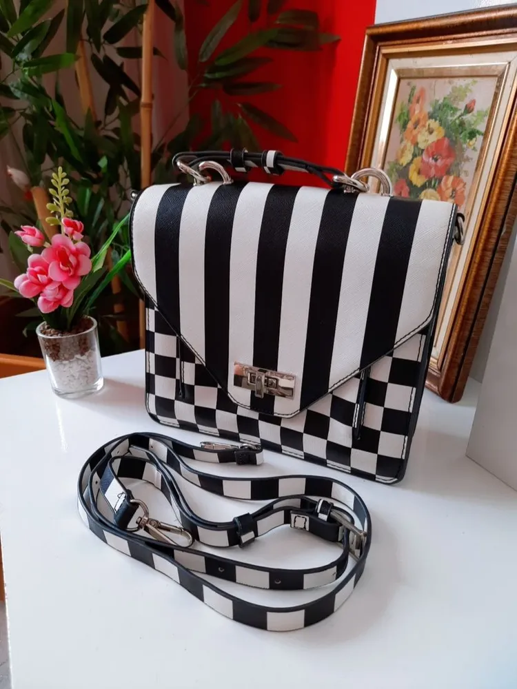 bolsa tiracolo satinato quadriculada preta e branca