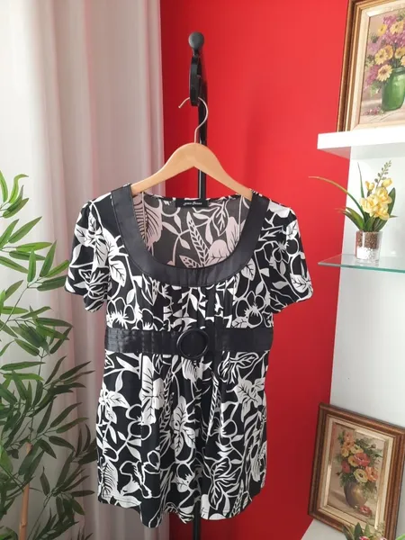 blusa estampada floral preto e branco m