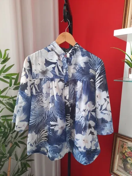 blusa floral estampada azul marinho m