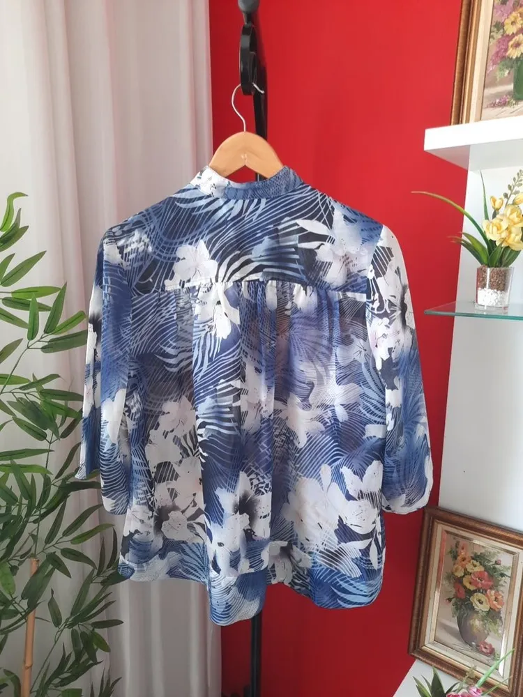 blusa floral estampada azul marinho m