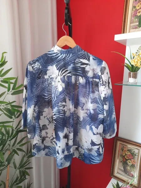 blusa floral estampada azul marinho m