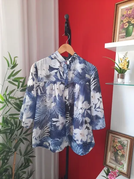 blusa floral estampada azul marinho m