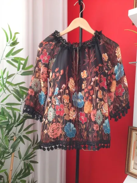 blusa floral preta com amarração p