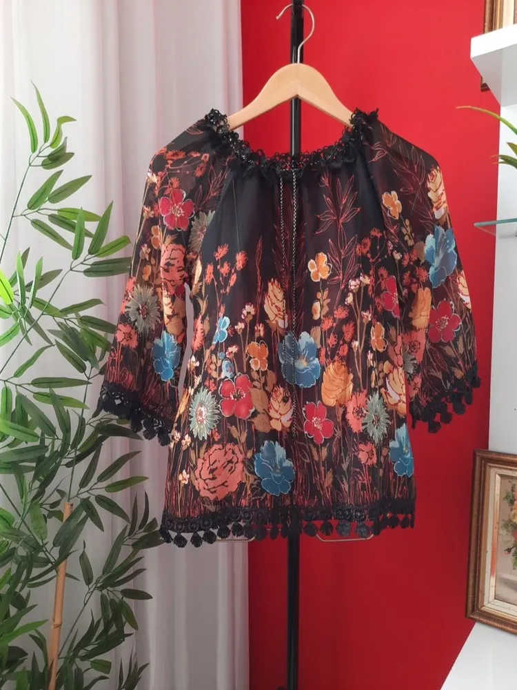 blusa floral preta com amarração p
