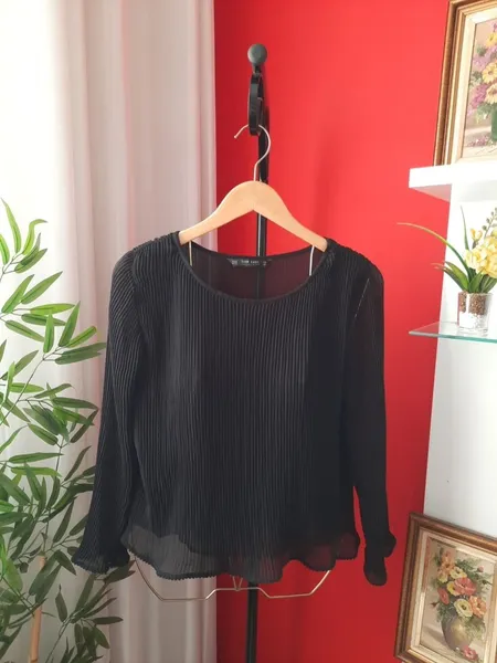 blusa zara plissada preta m