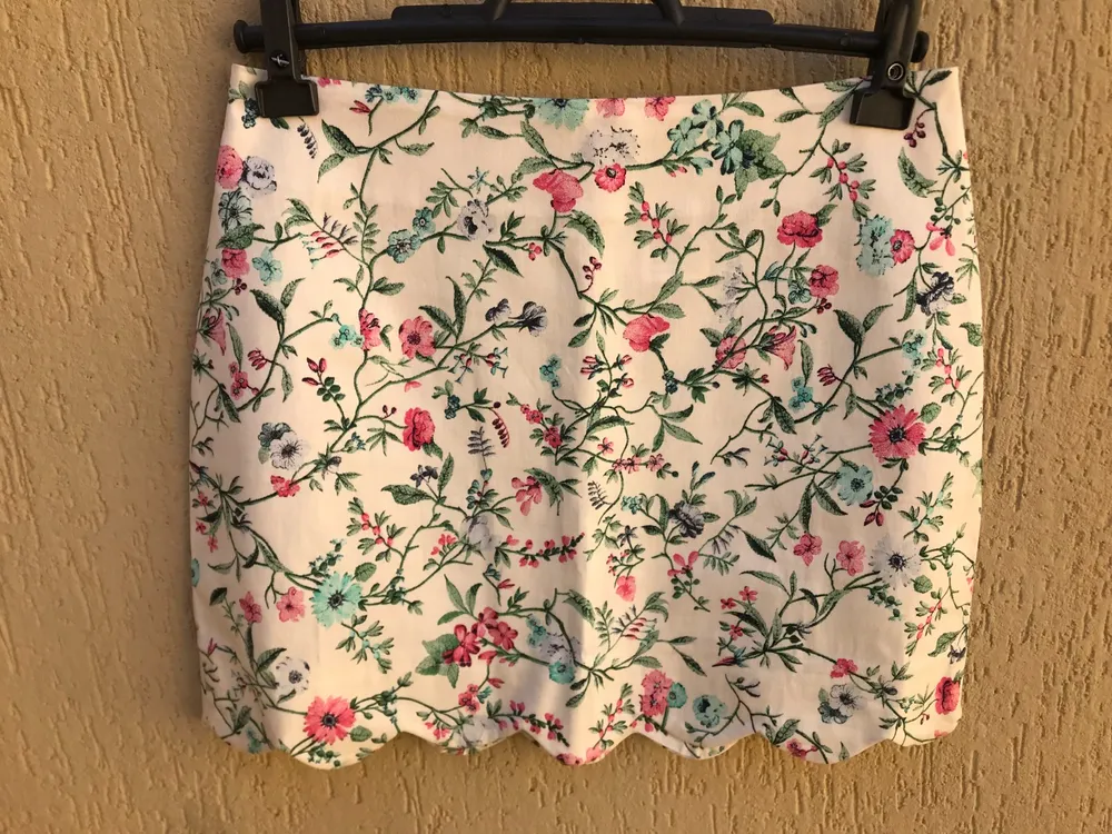 Saia Branca Com Estampa De Flores da Marca Insp