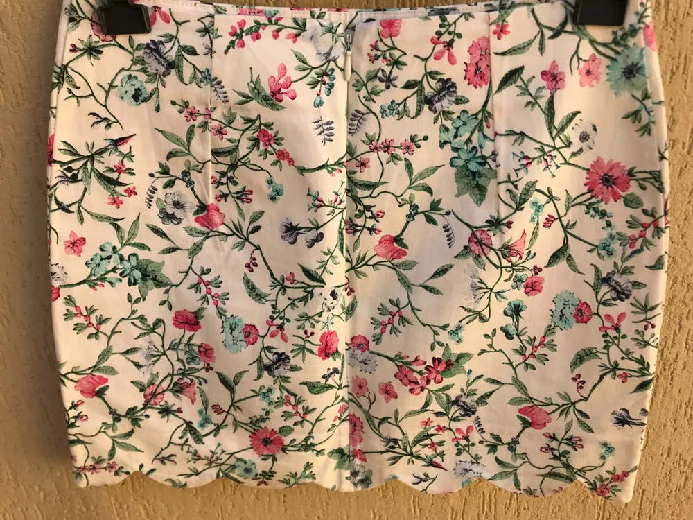 Saia Branca Com Estampa De Flores da Marca Insp
