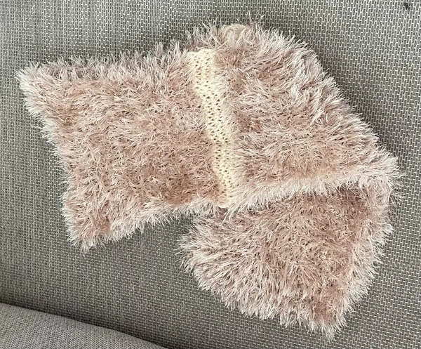 Cachecol lindo bege perolado tricotado à mão com lã felpuda