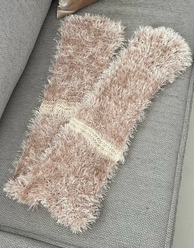 Cachecol lindo bege perolado tricotado à mão com lã felpuda