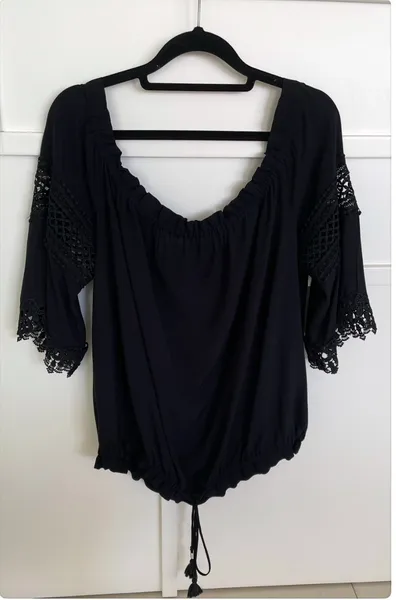 Linda blusa preta Shoulder, mangas 3/4 com renda preta