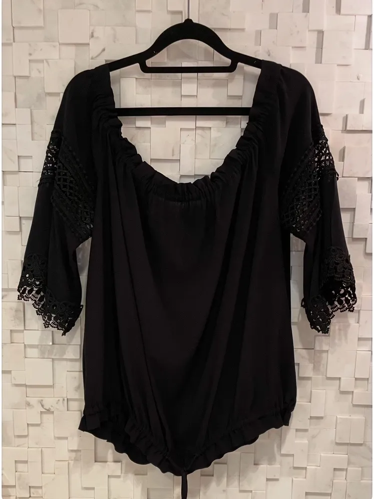 Linda blusa preta Shoulder, mangas 3/4 com renda preta