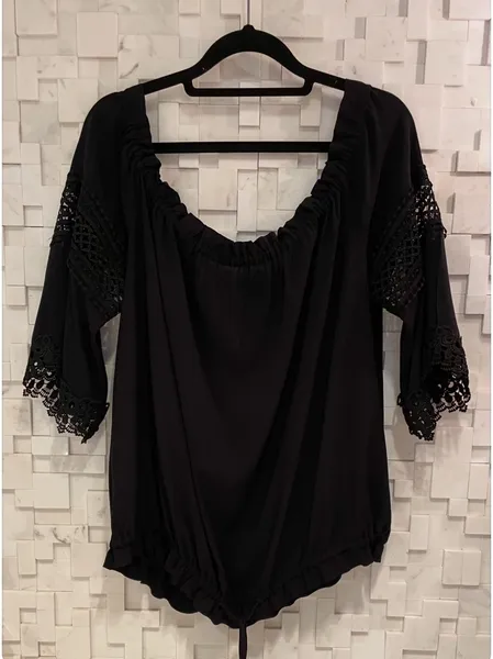 Linda blusa preta Shoulder, mangas 3/4 com renda preta