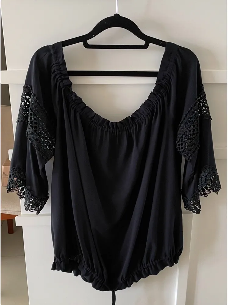 Linda blusa preta Shoulder, mangas 3/4 com renda preta