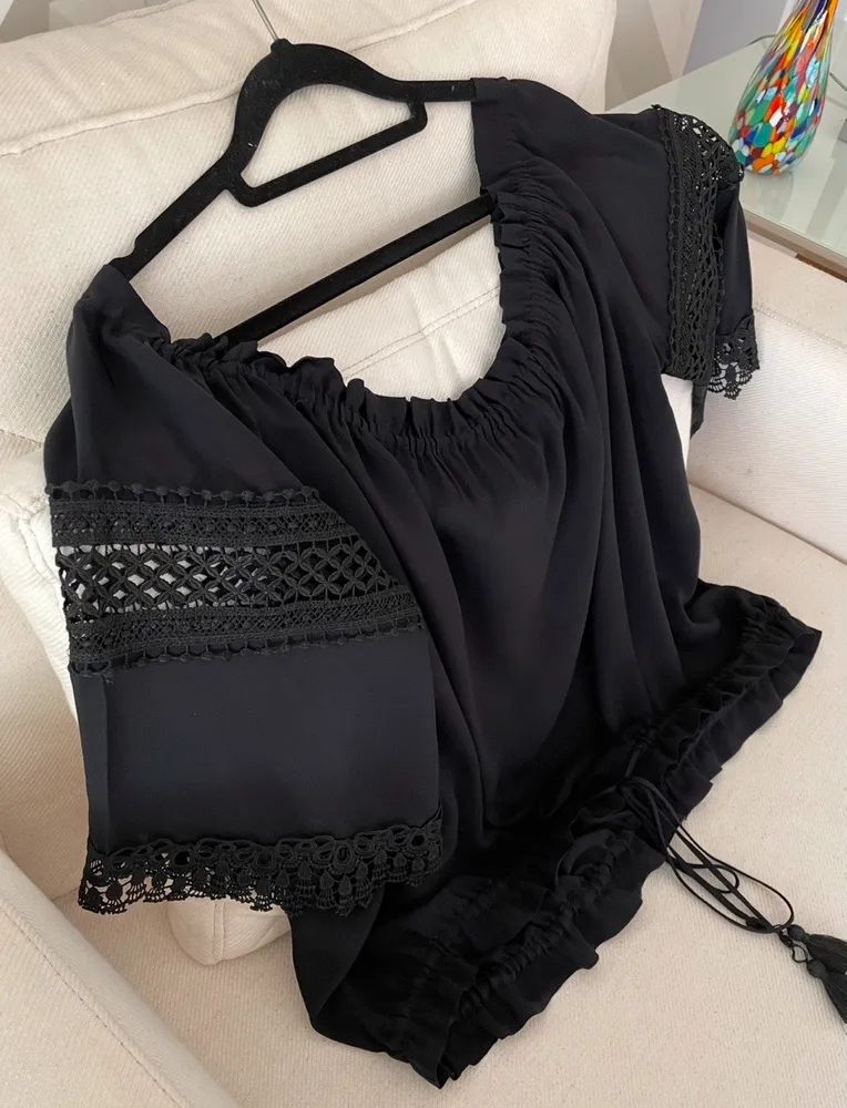 Linda blusa preta Shoulder, mangas 3/4 com renda preta